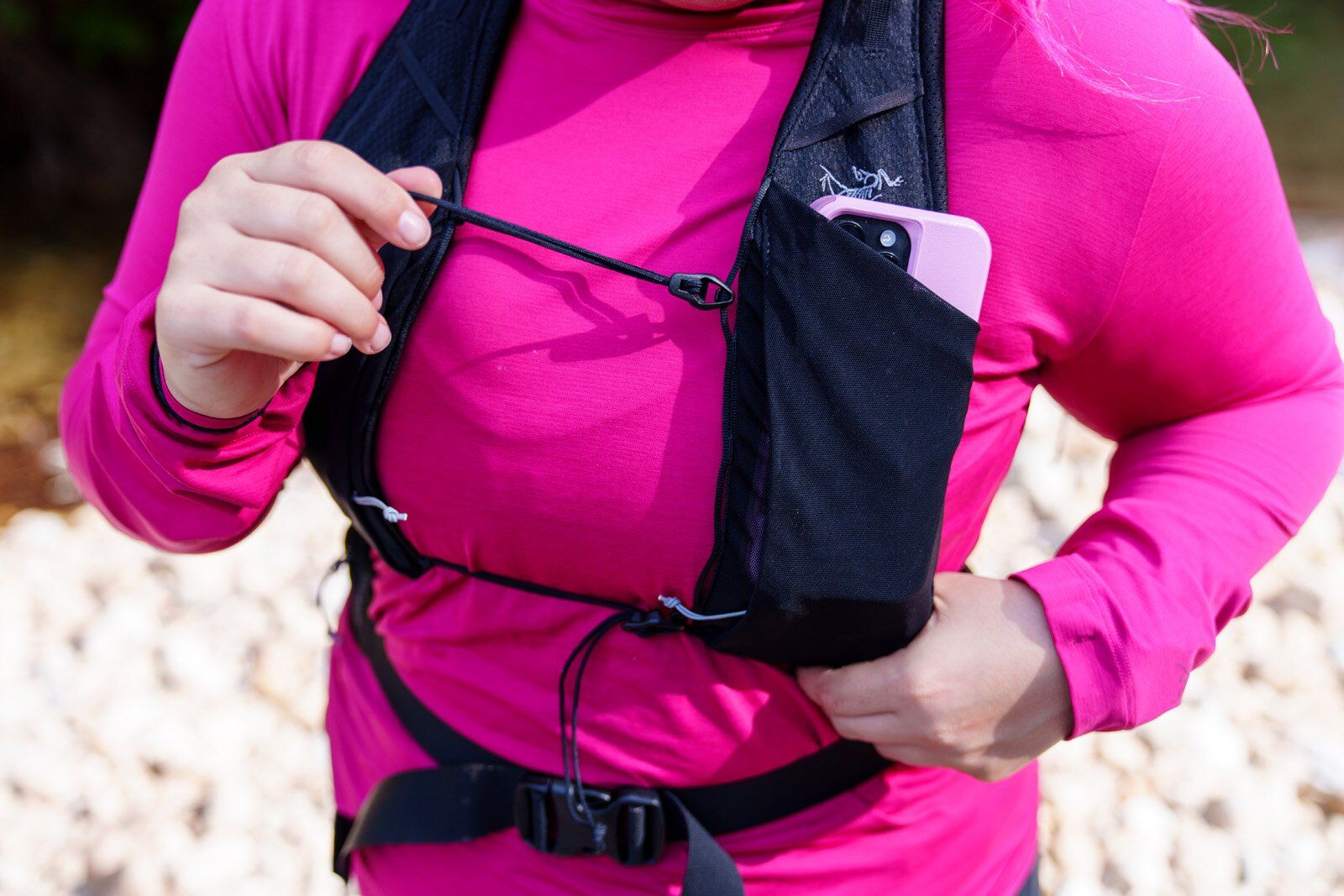 Adjusting chest straps of Arc'teryx Aerios 35 hiking daypack