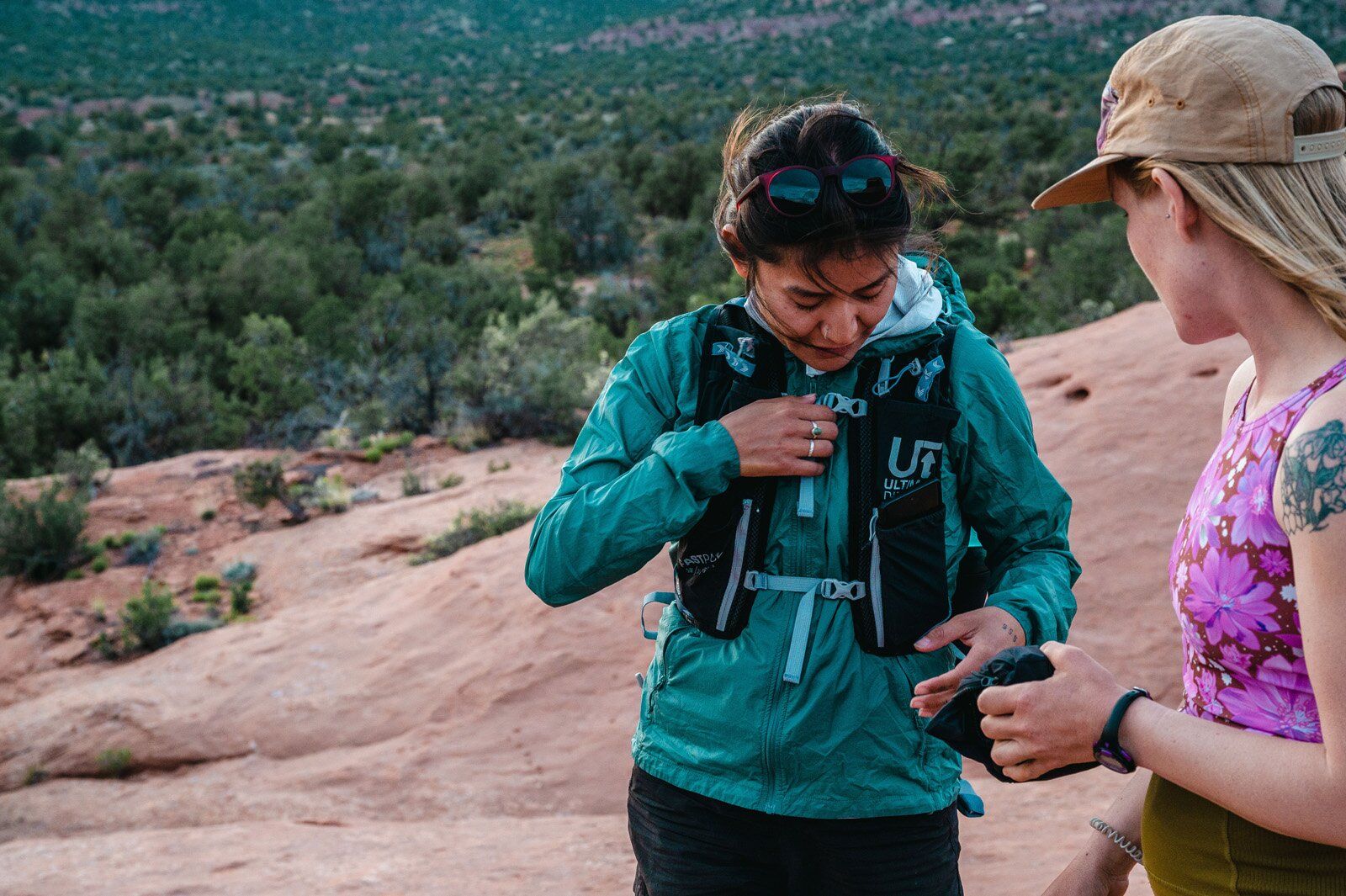 Adjusting chest straps of Ultimate Direction Fastpack 20 hiking daypack