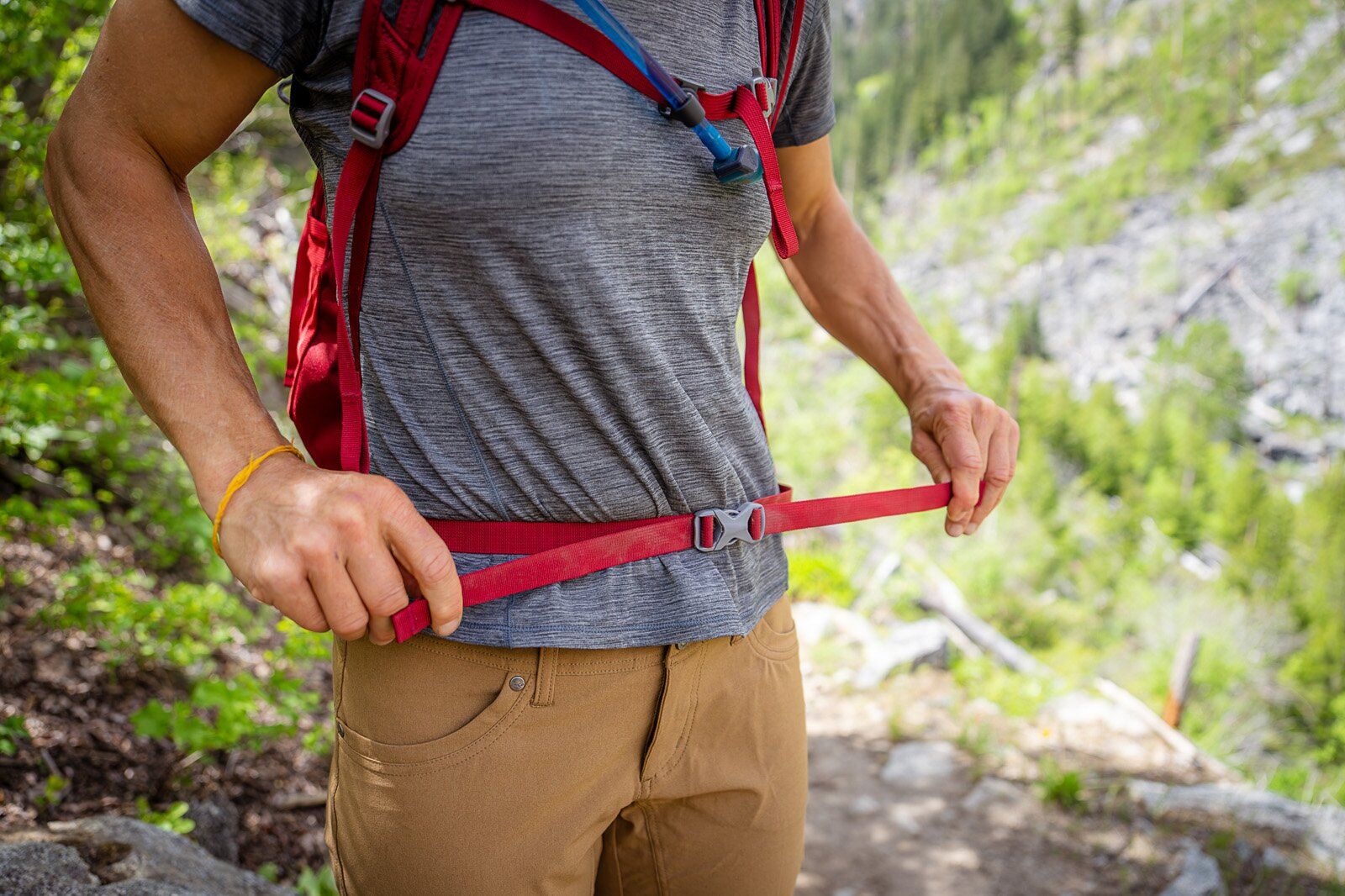 Adjusting hip straps of Osprey Daylite Plus hiking daypack