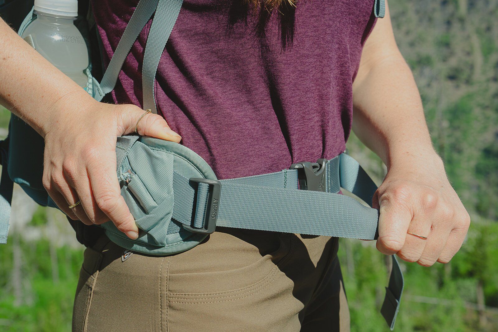 Adjusting hip straps of the Osprey Mira 22 hiking daypack