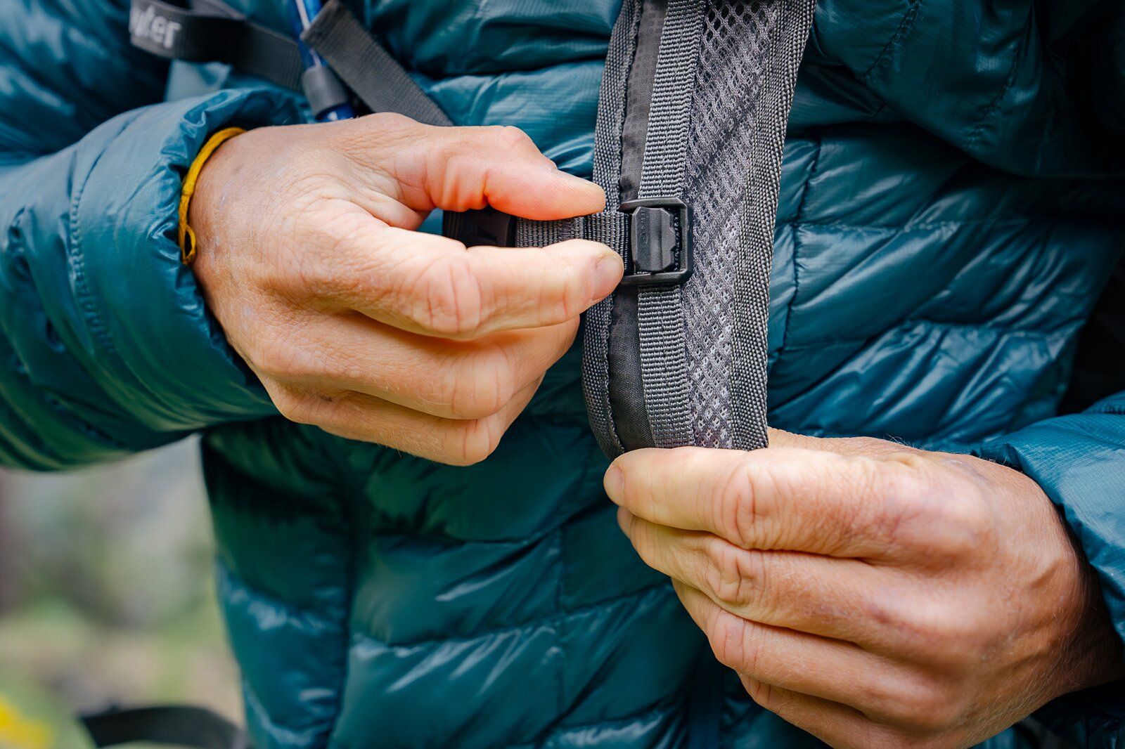 Adjusting sternum strap of Deuter Speed Lite 21 hiking daypack