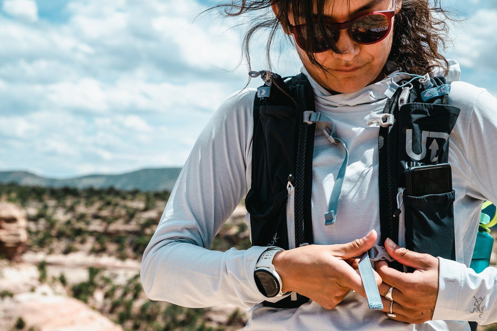 Adjusting straps of Ultimate Direction Fastpack 20 hiking daypack