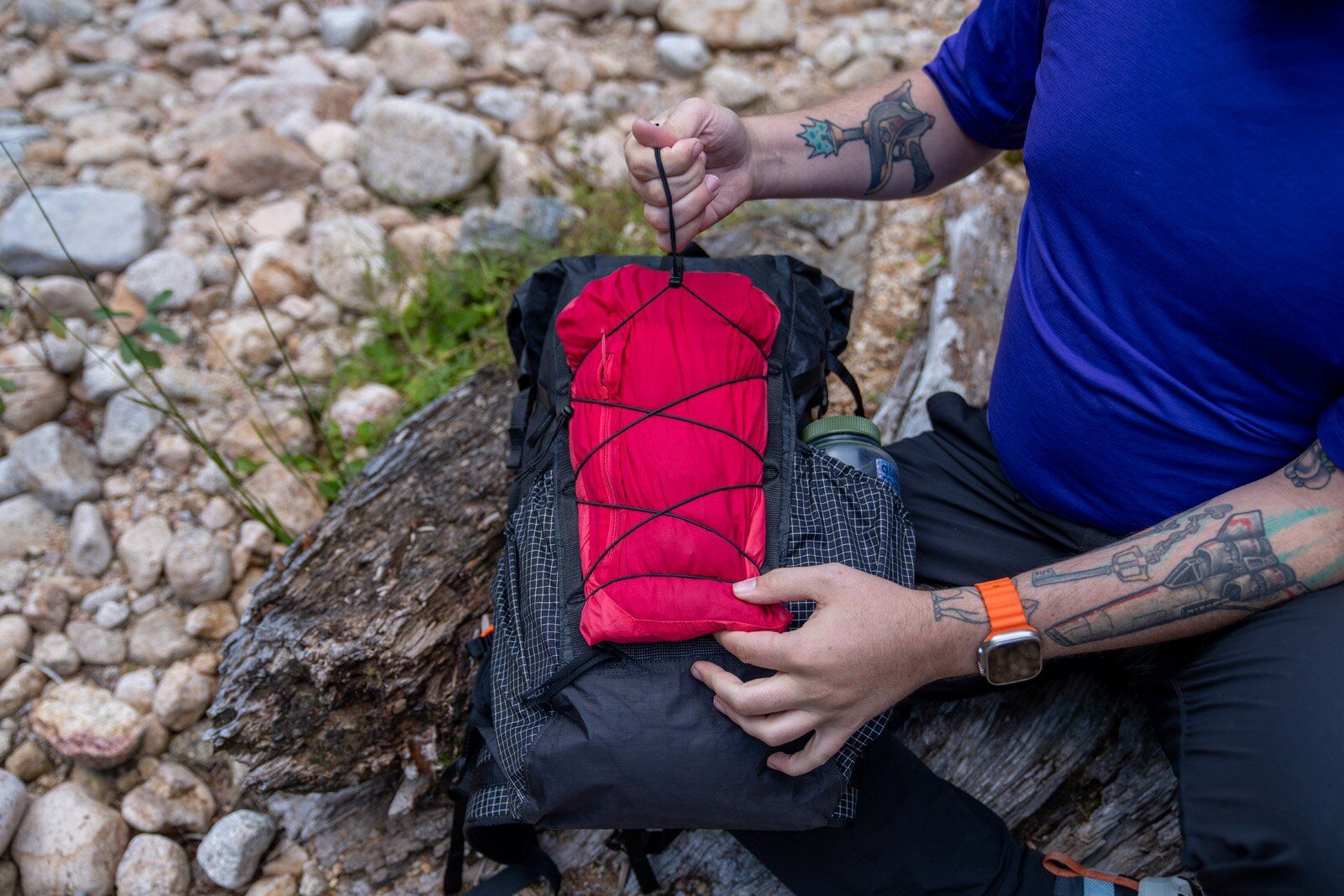 Cinching hardline front pocket of Hyperlite Mountain Gear Elevate 22 hiking daypack