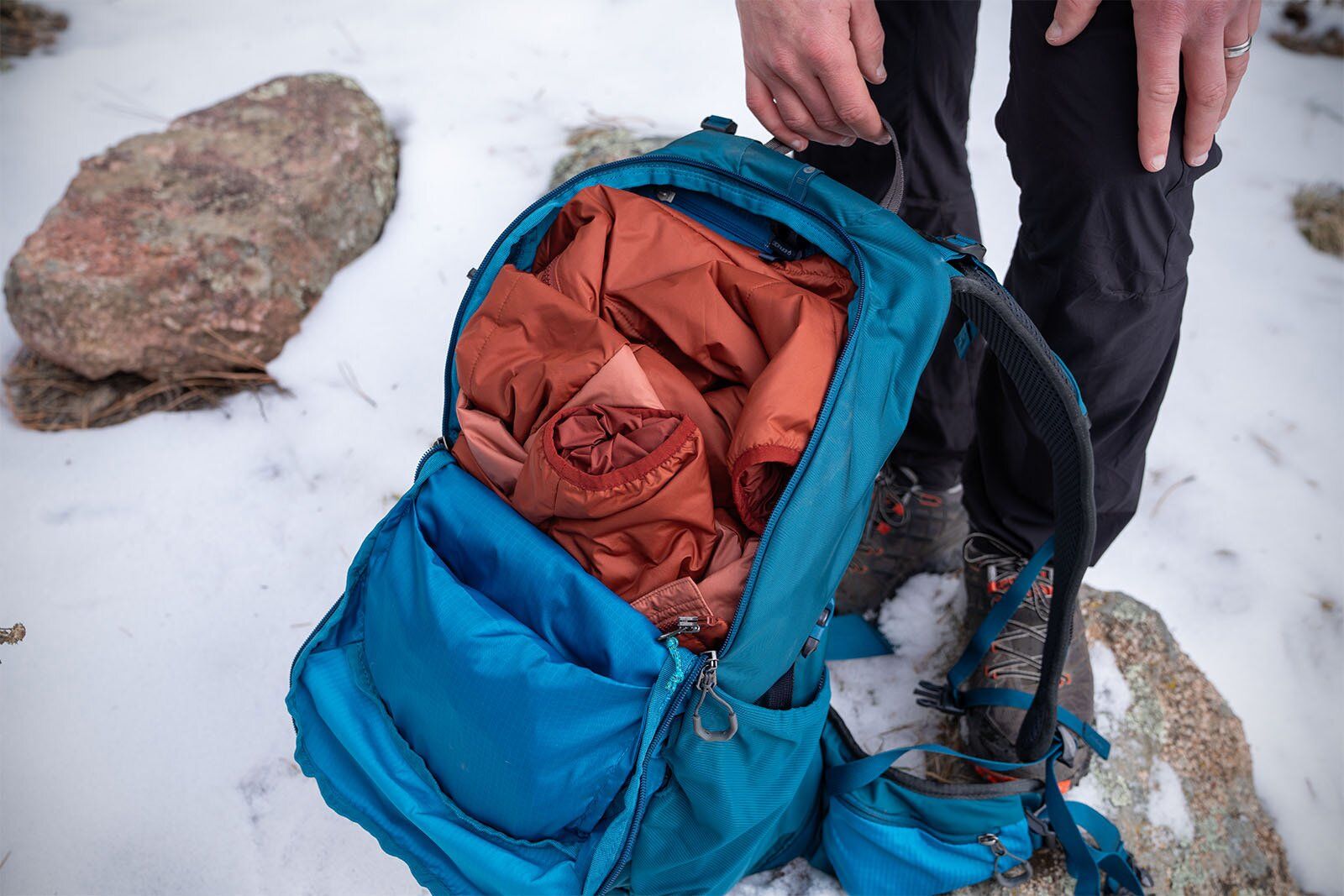 Clamshell zipper open showing main compartment of Gregory Zulu 24 LT hiking daypack
