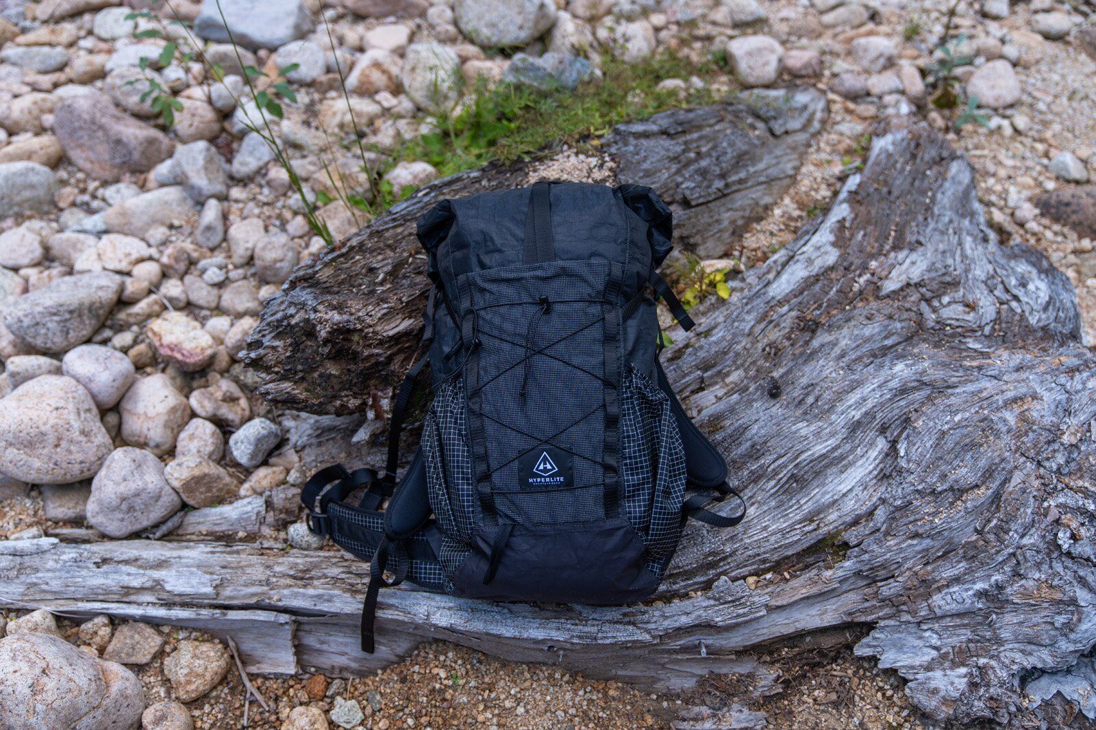 Close-up front view of the Hyperlite Mountain Gear Elevate 22 hiking daypack