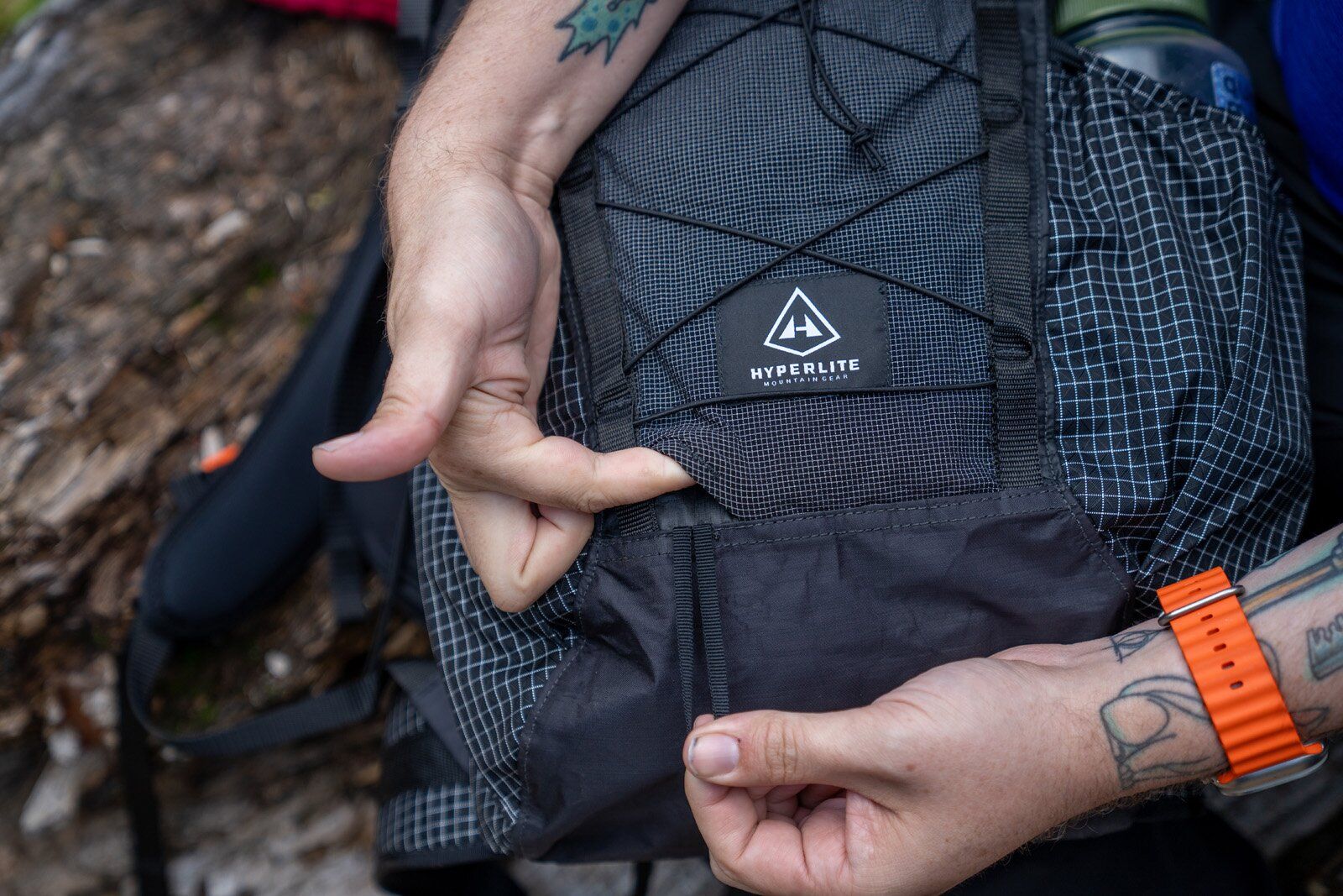 Close-up of key pocket on the Hyperlite Mountain Gear Elevate 22 hiking daypack