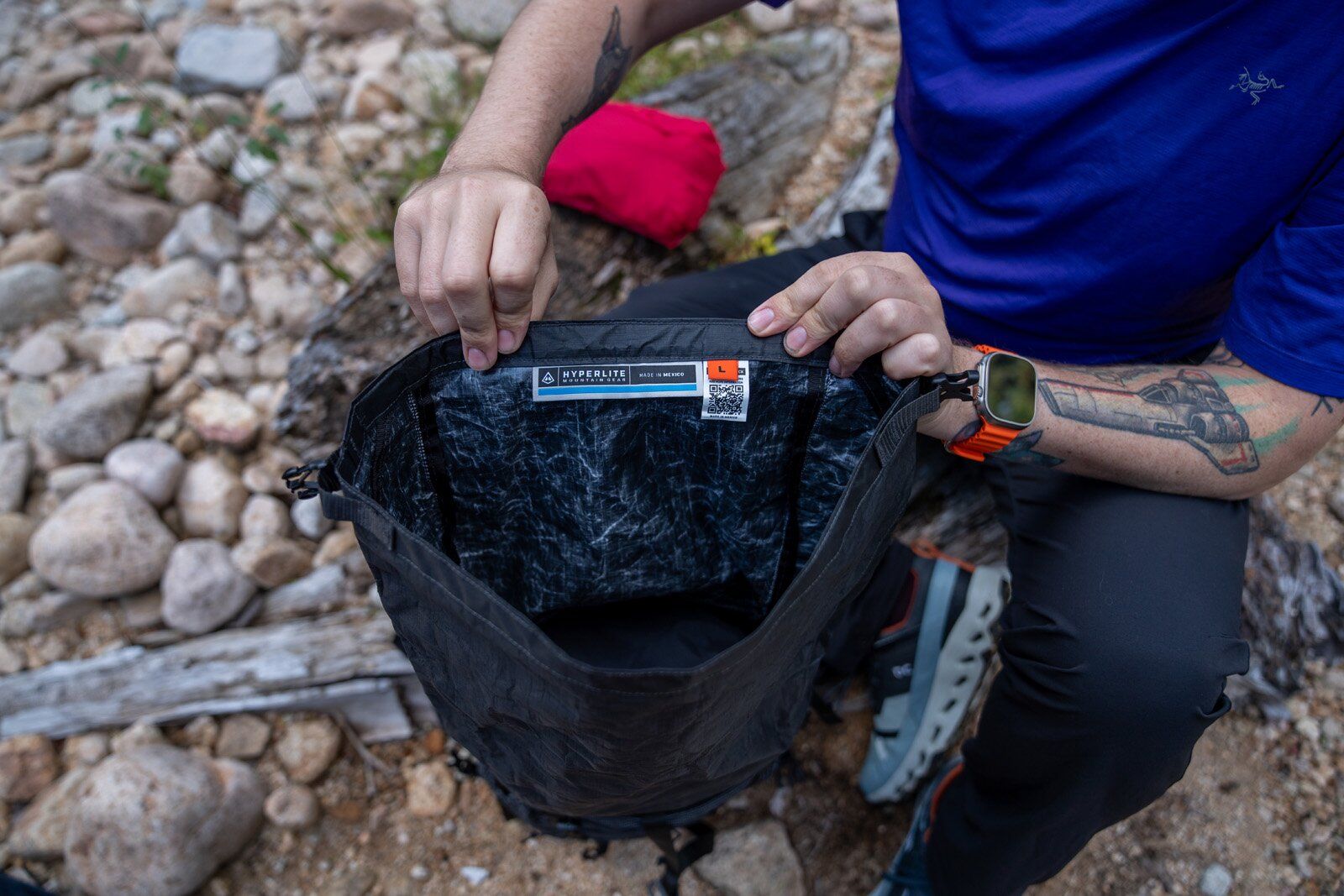 Close-up of prouct name tag of Hyperlite Mountain Gear Elevate 22 hiking daypack