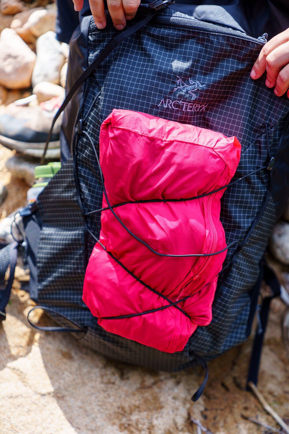 Front view of bungee compression system of Arc'teryx Aerios 35 hiking daypack