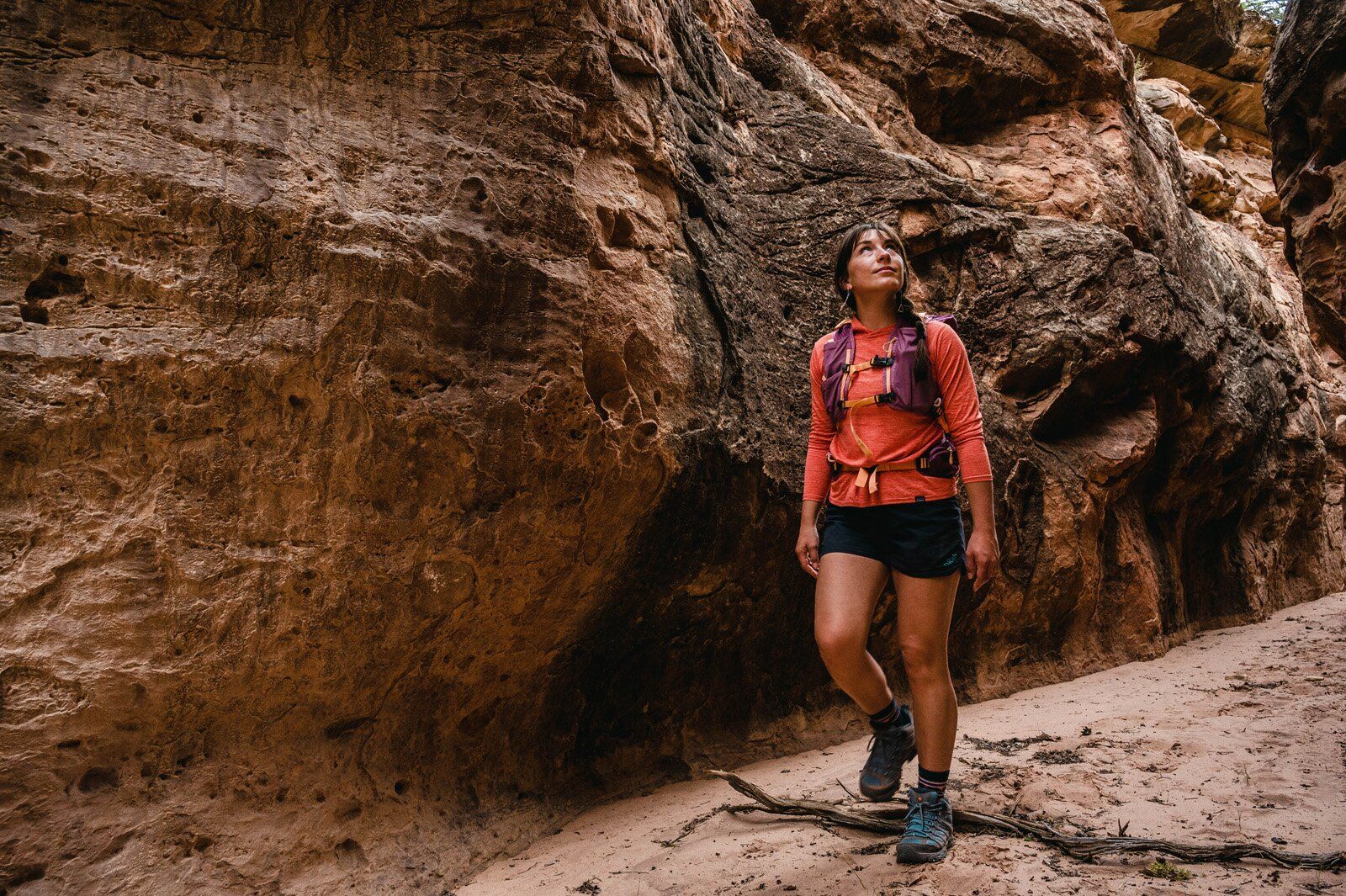 Hiker gazing up at canyon walls wearing the Osprey Tempest Velocity 30 hiking daypack