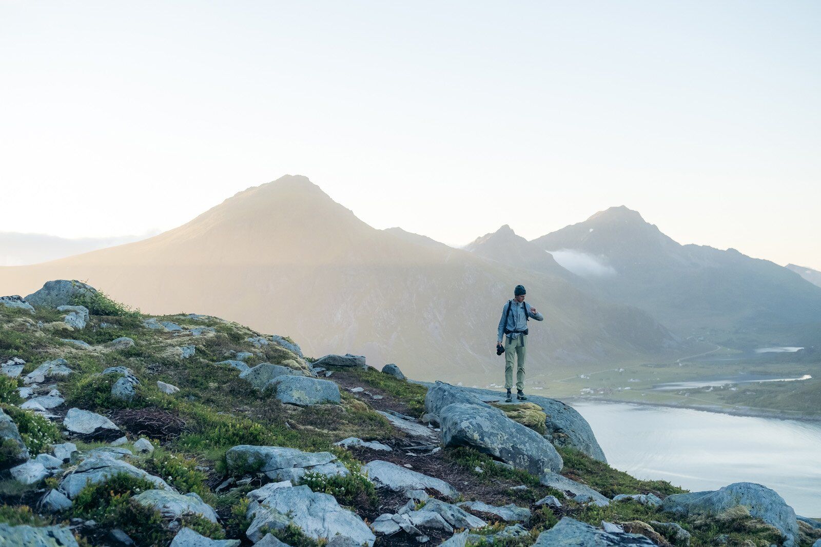 Hiker wearing the Osprey Stratos 34 hiking daypack