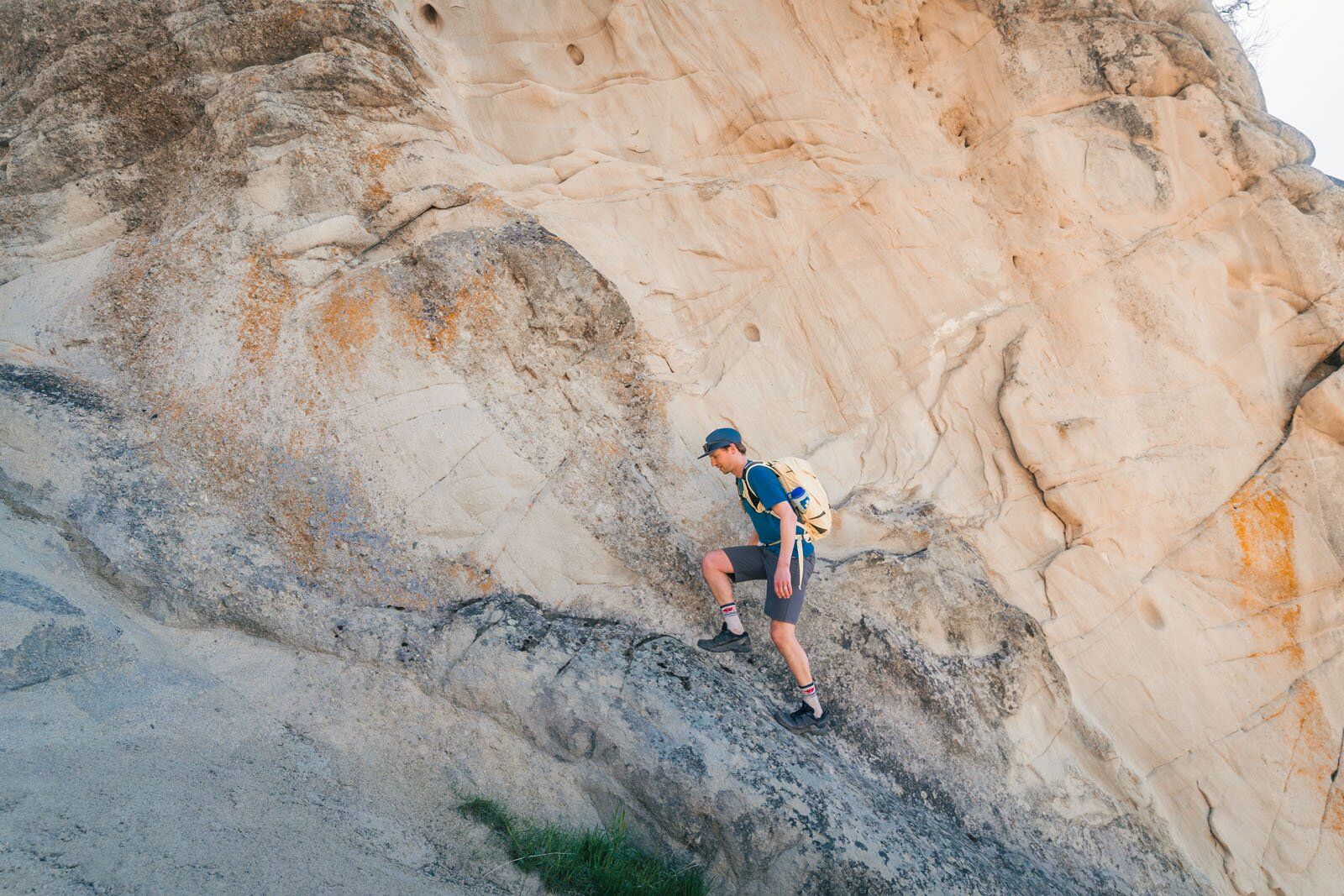 Hiking near rocks in Nemo Resolve Endless Promise 25 daypack