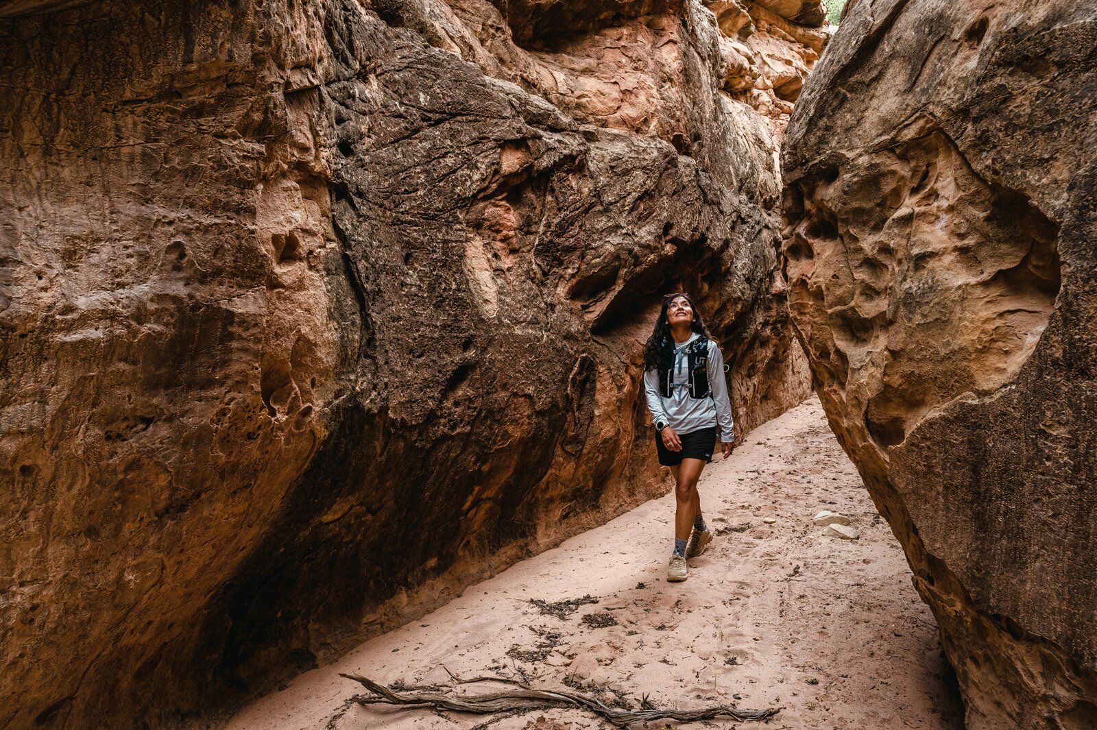 Hiking through canyon with the Ultimate Direction Fastpack 20 hiking daypack