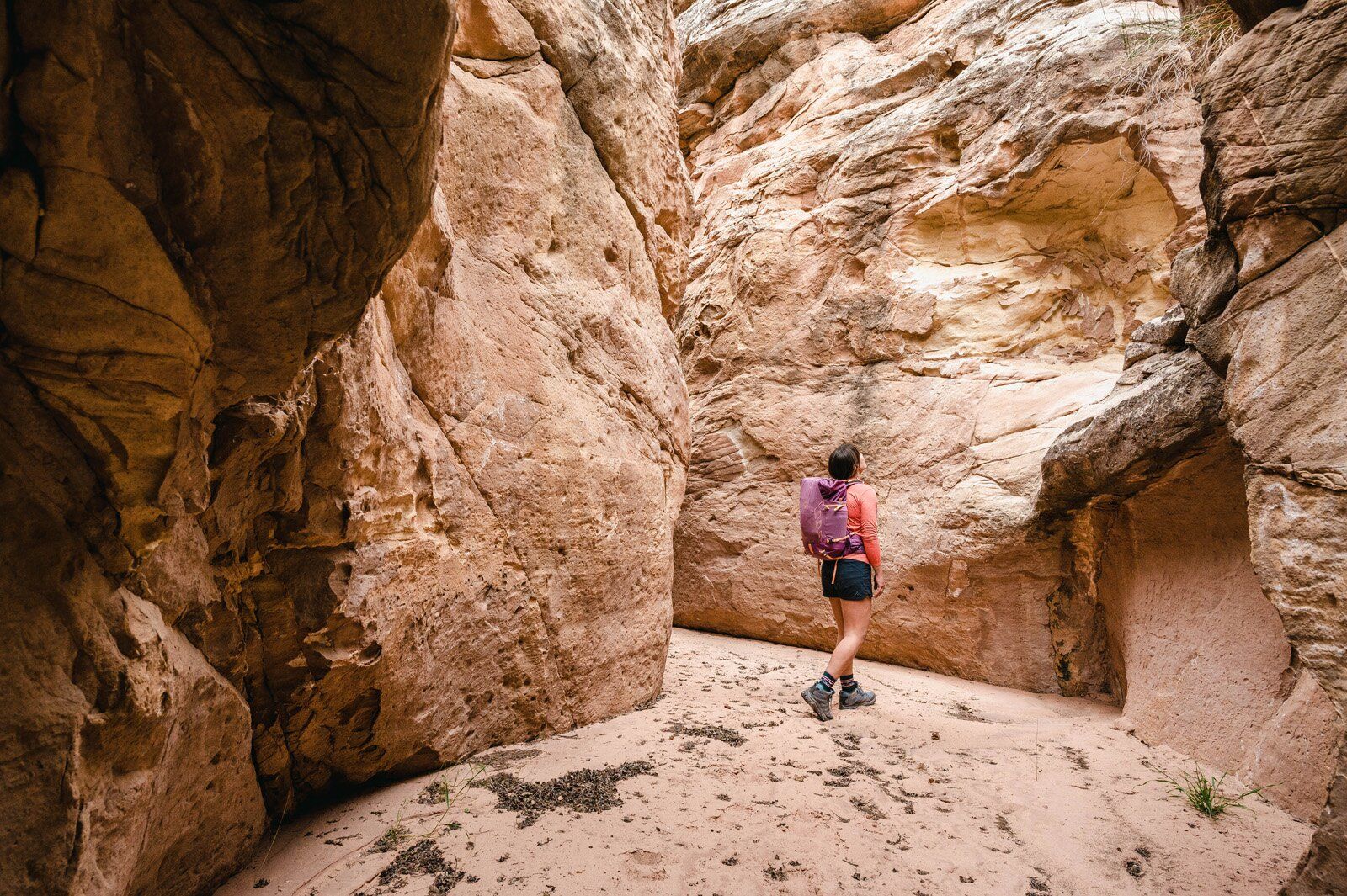 Hiking through sandy canyon with Osprey Tempest Velocity 30 hiking daypack
