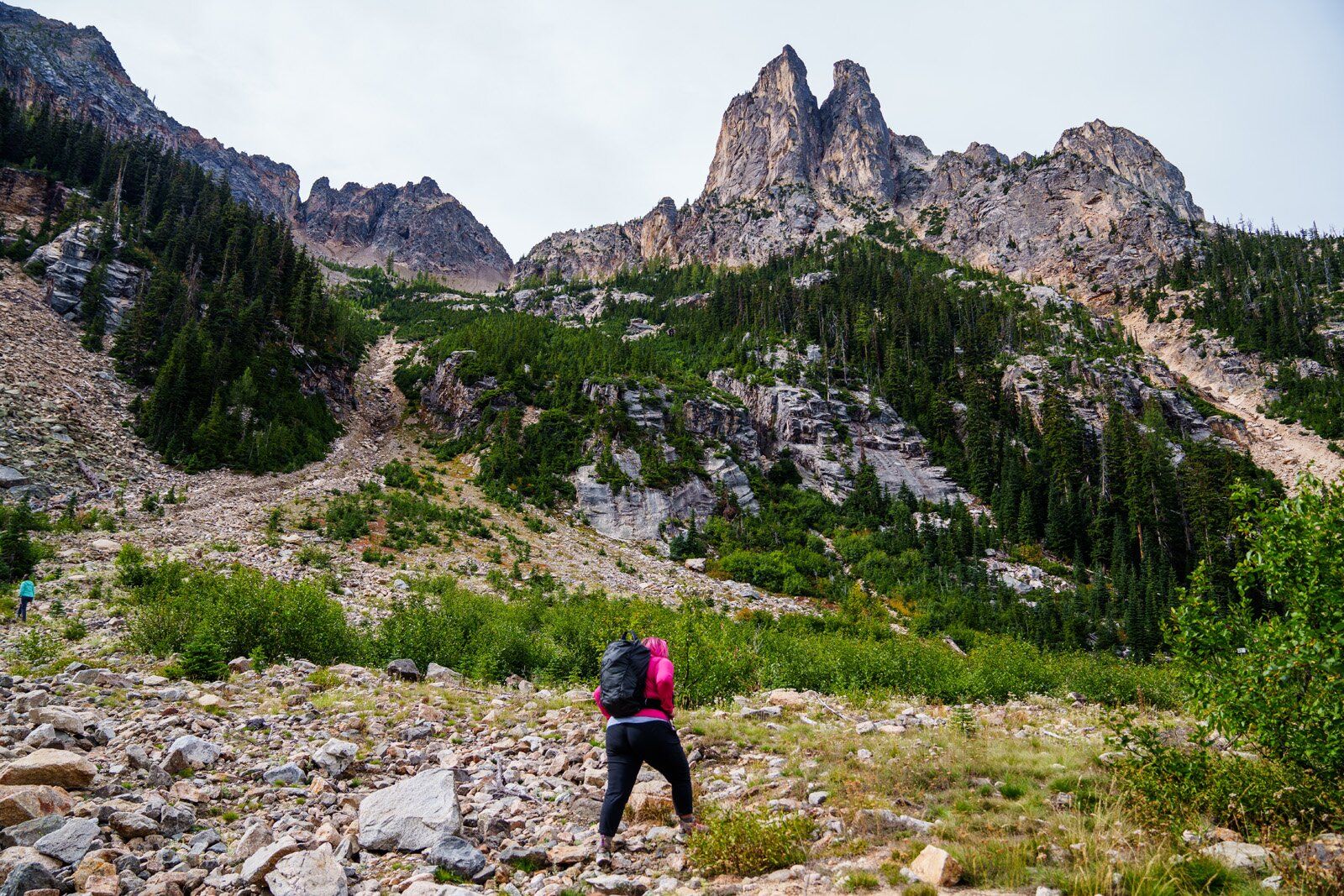Hiking with Arc'teryx Aerios 35 hiking daypack