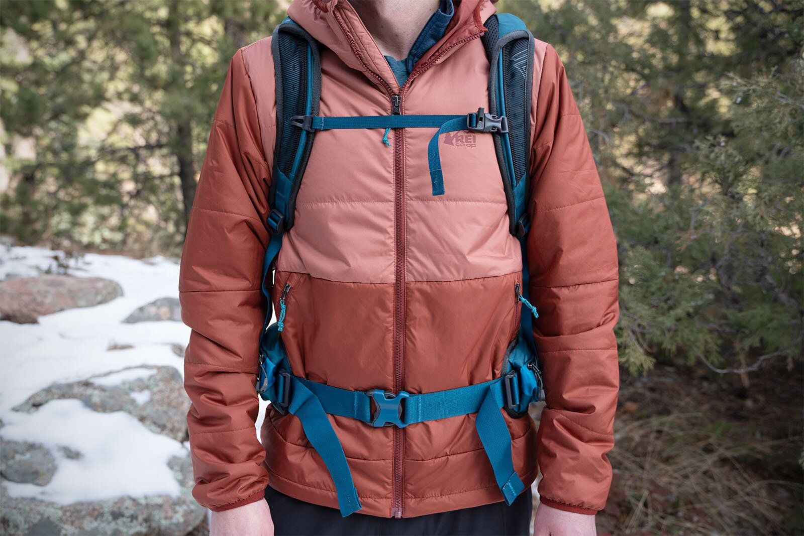 Hipbelt and sternum straps buckles secured on Gregory Zulu 24 LT hiking daypack