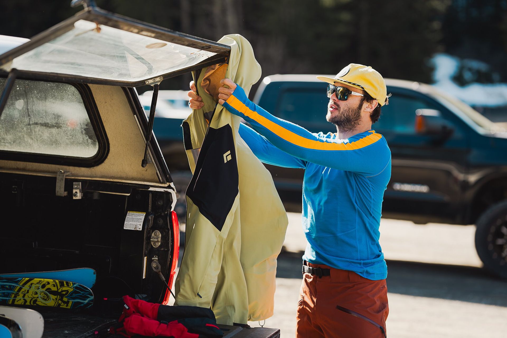 Man packing up truck wearing Icebreaker 200 ZoneKnit Merino LS Crewe Thermal Top Base Layer