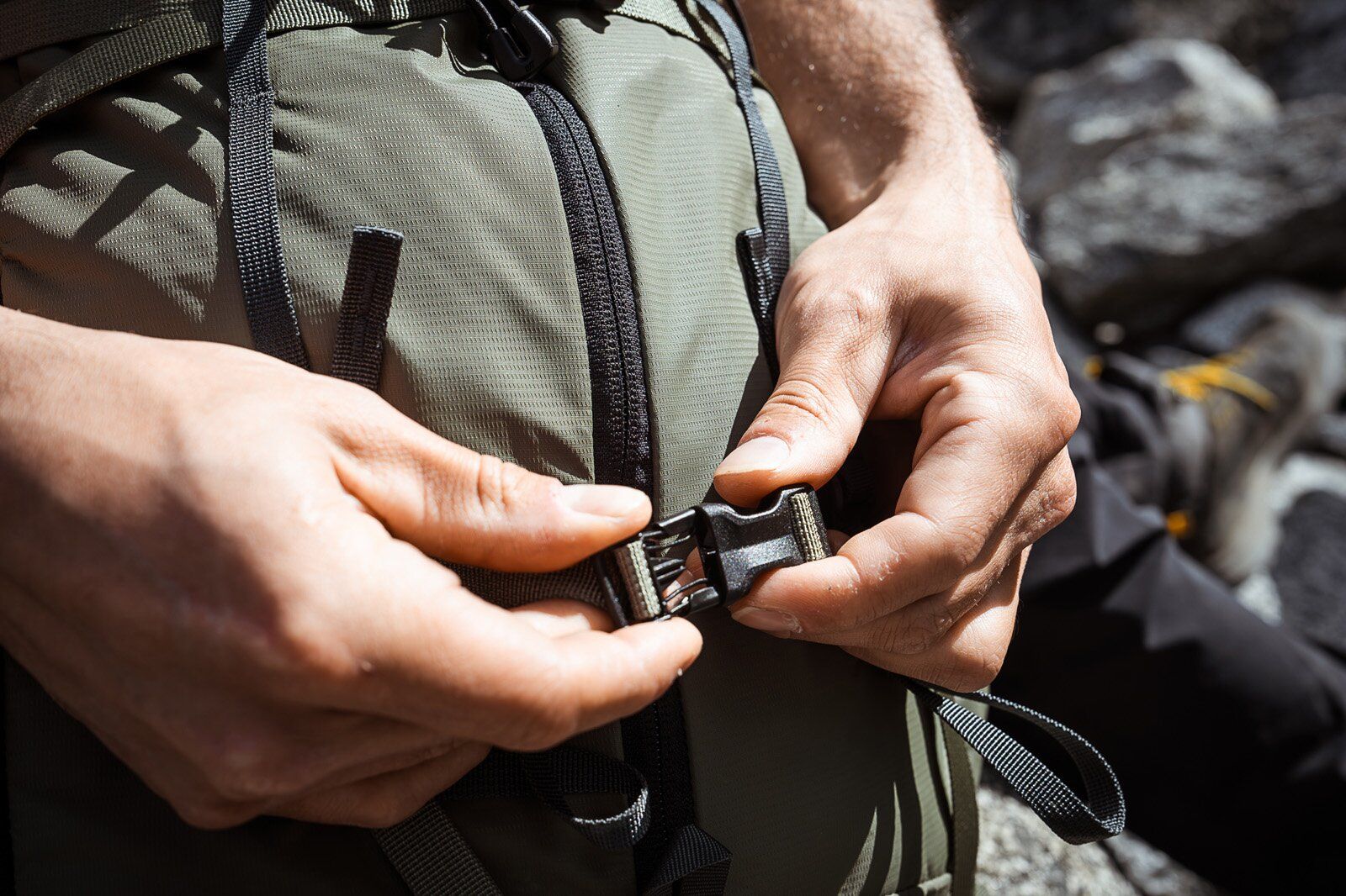 Mystery Ranch Gallagator 25 hiking daypack front panel buckle