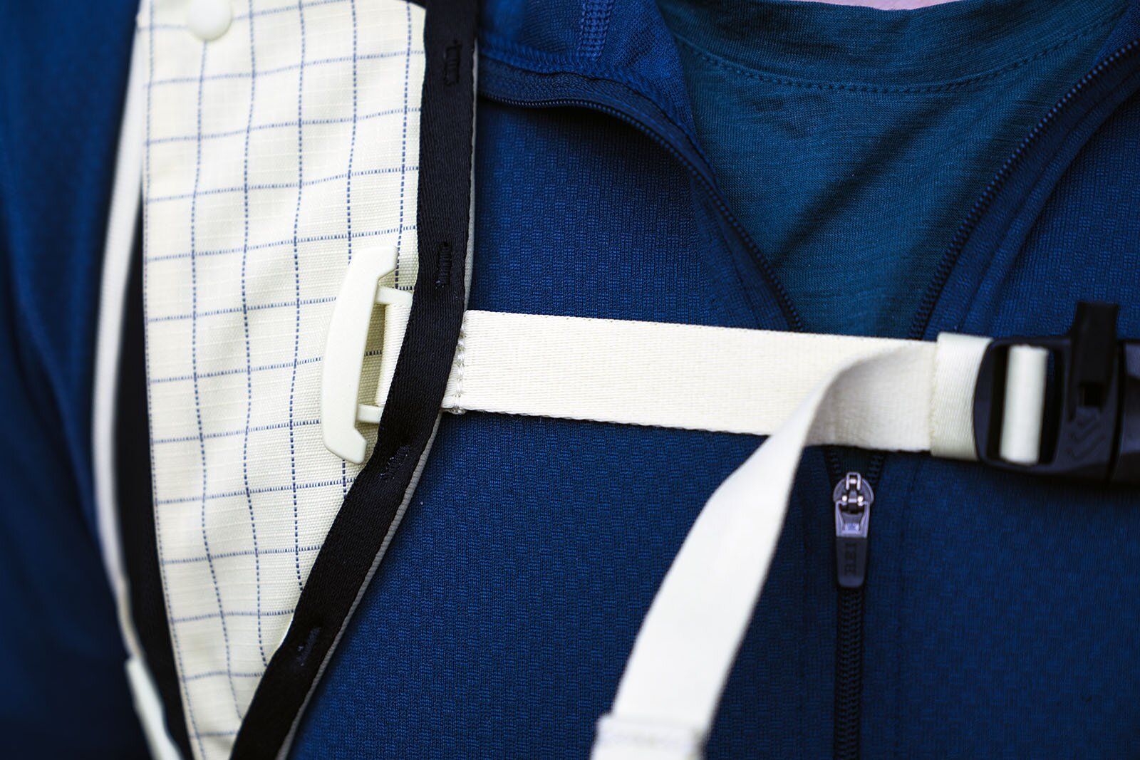 Nemo Resolve Endless Promise 25 daypack shoulder strap