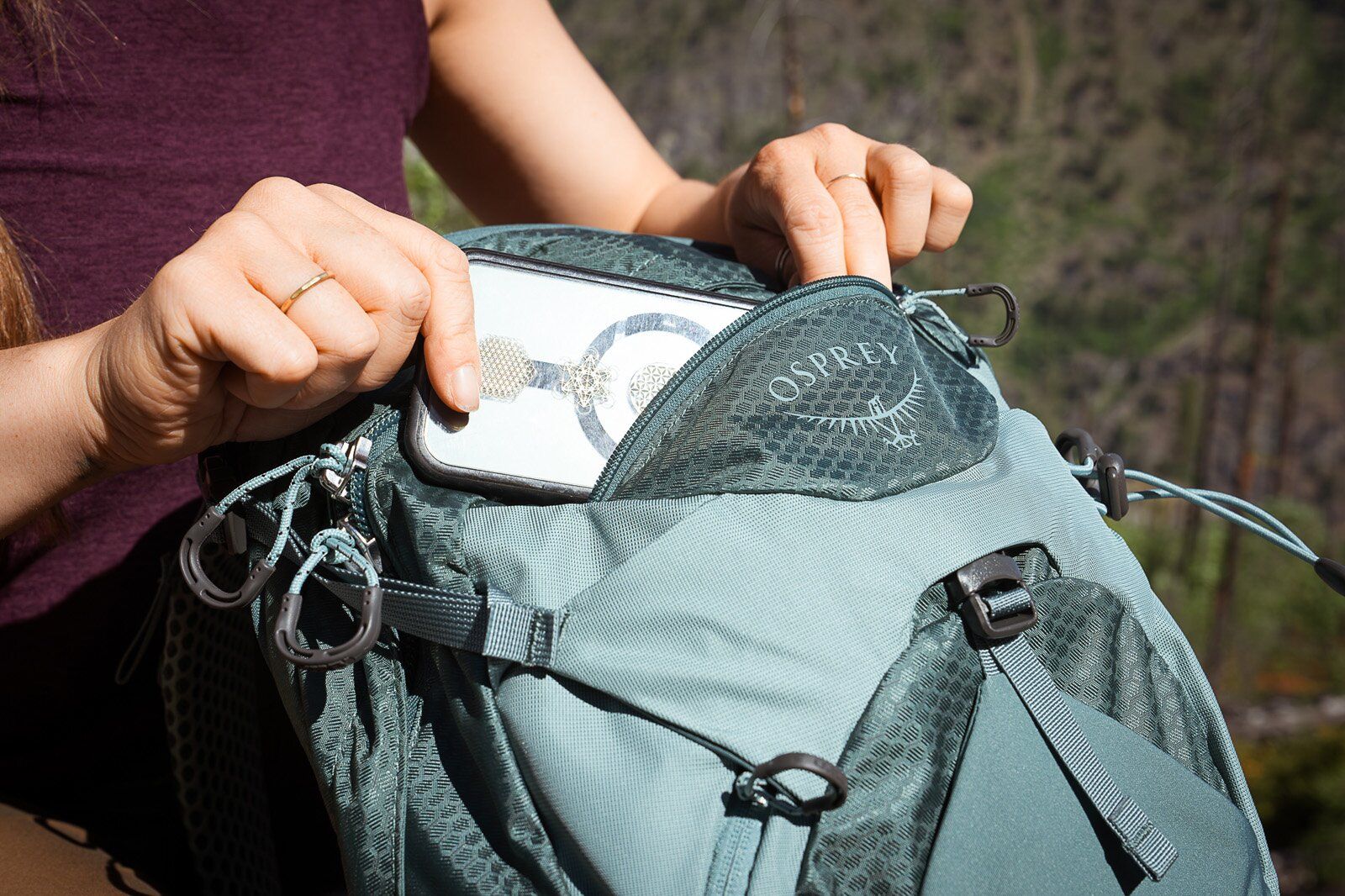 Osprey Mira 22 hiking daypack front stash zipper pocket