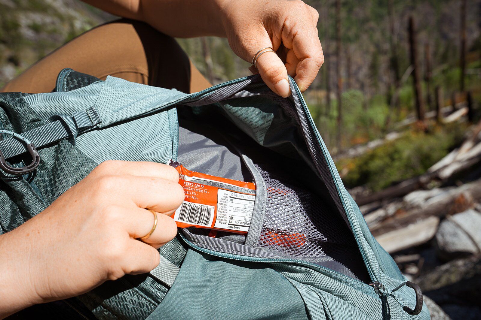 Osprey Mira 22 hiking daypack zippered external pocket