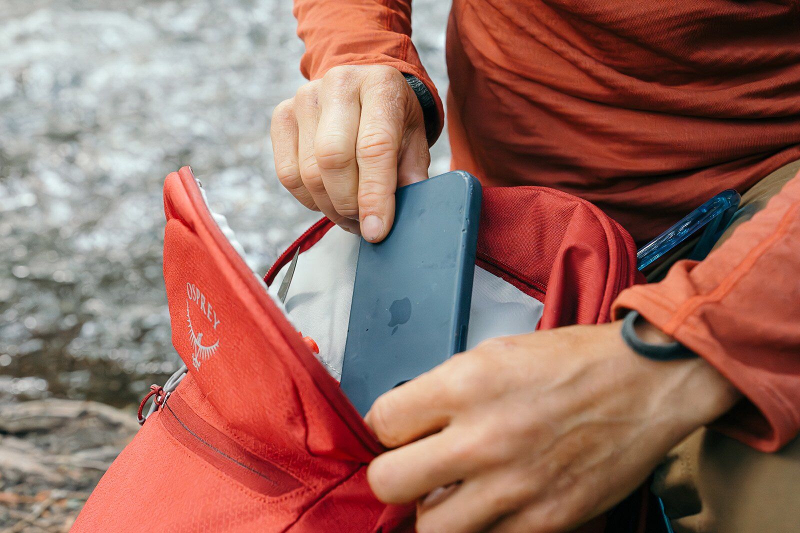 Putting phone in front panel zipper pocket of Osprey Daylite Plus hiking daypack