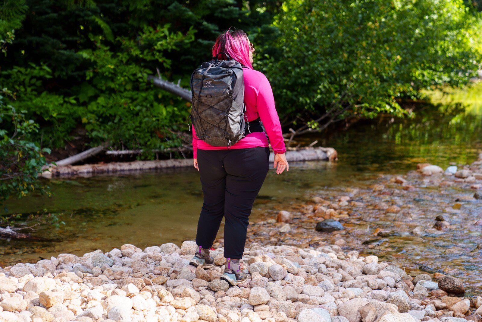 Rear view of hiker wearing Arc'teryx Aerios 35 hiking daypack