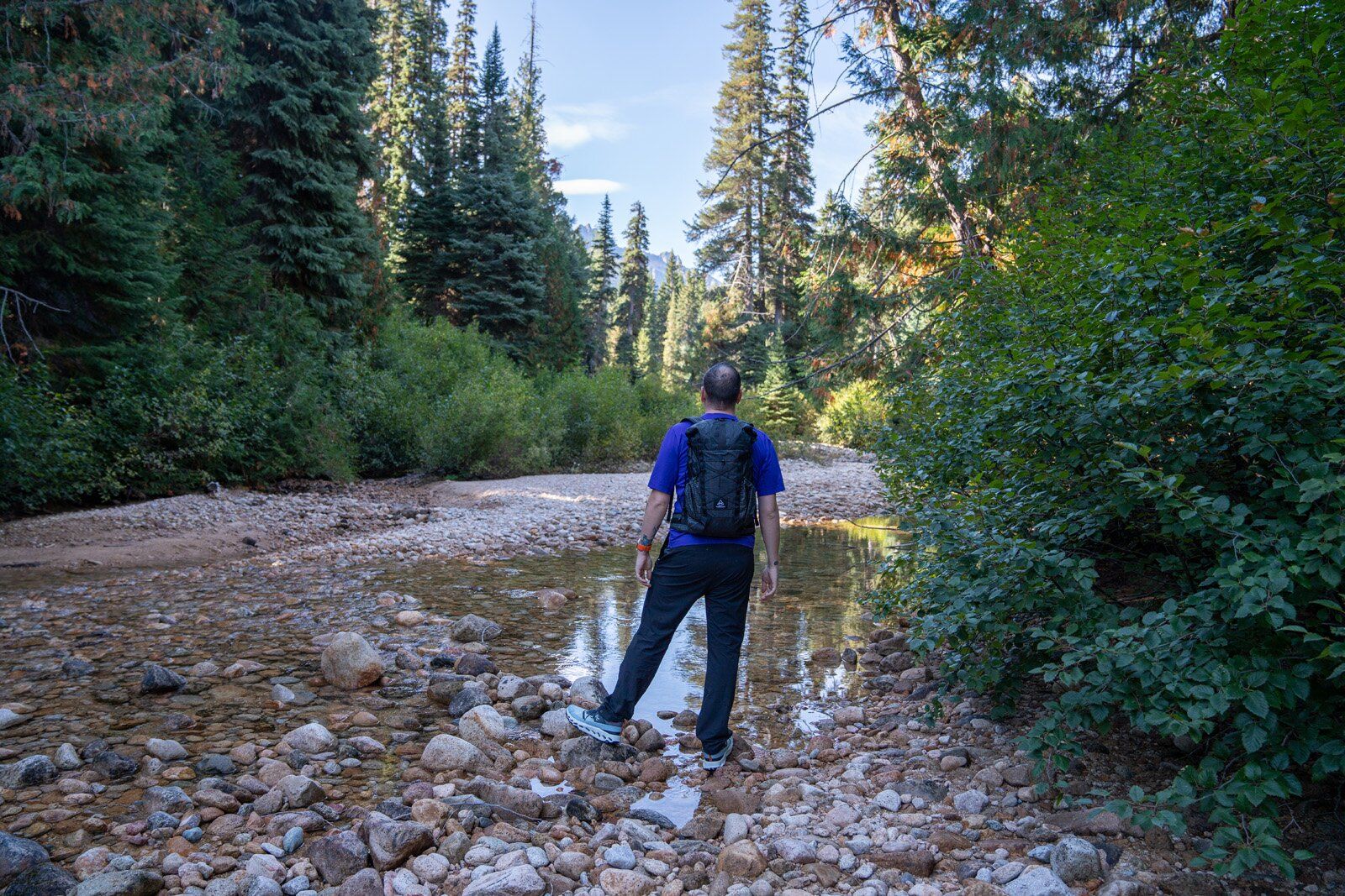 Rear view of hiker wearing the Hyperlite Mountain Gear Elevate 22 hiking daypack