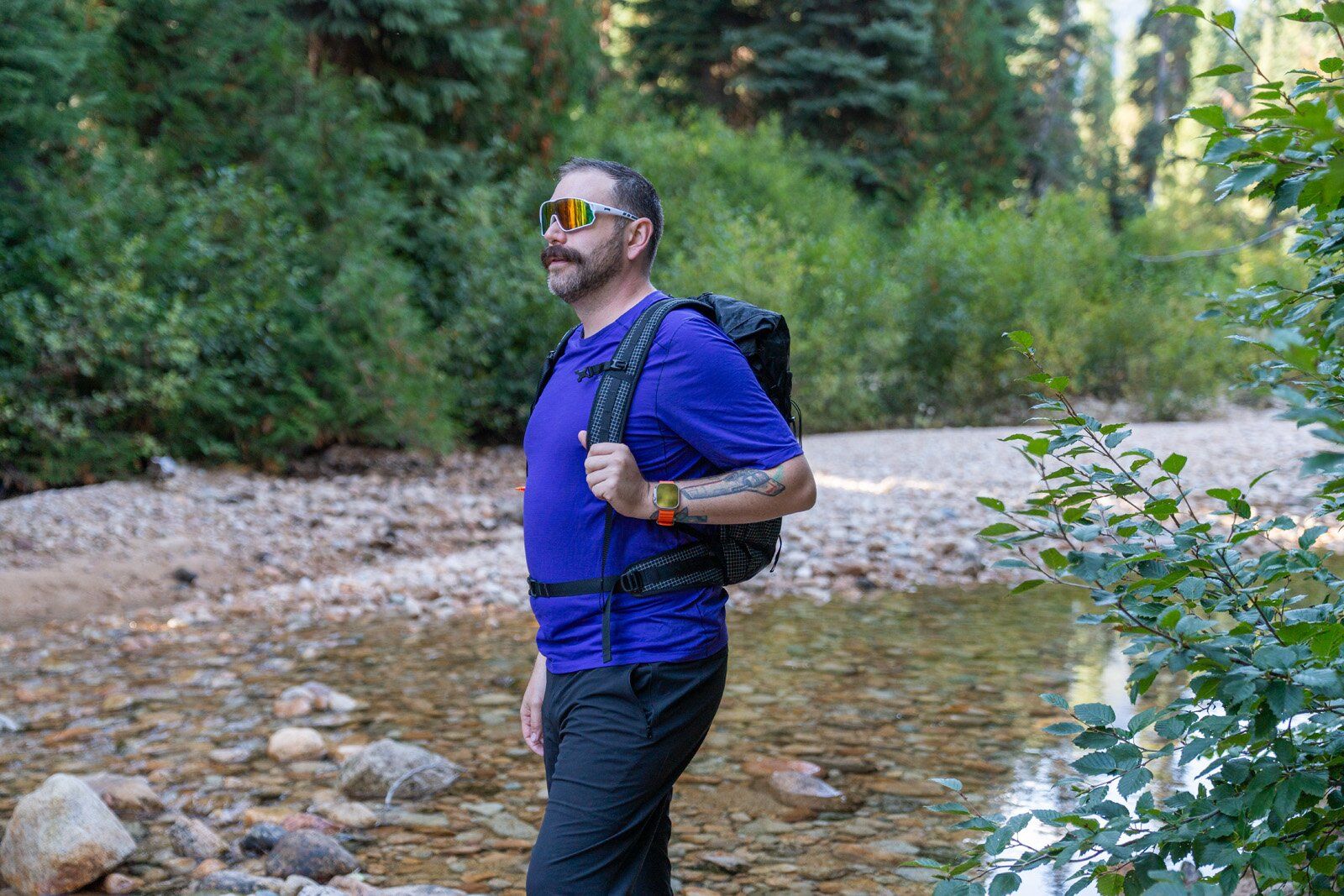 Shoulder and hip straps of Hyperlite Mountain Gear Elevate 22 hiking daypack