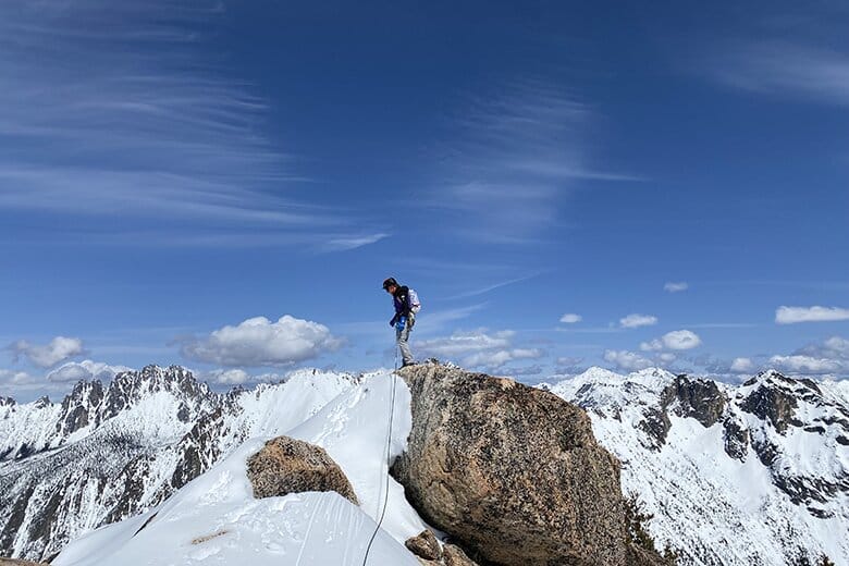 Showa Temres 282 blue gloves on snowy rocky summit mobile