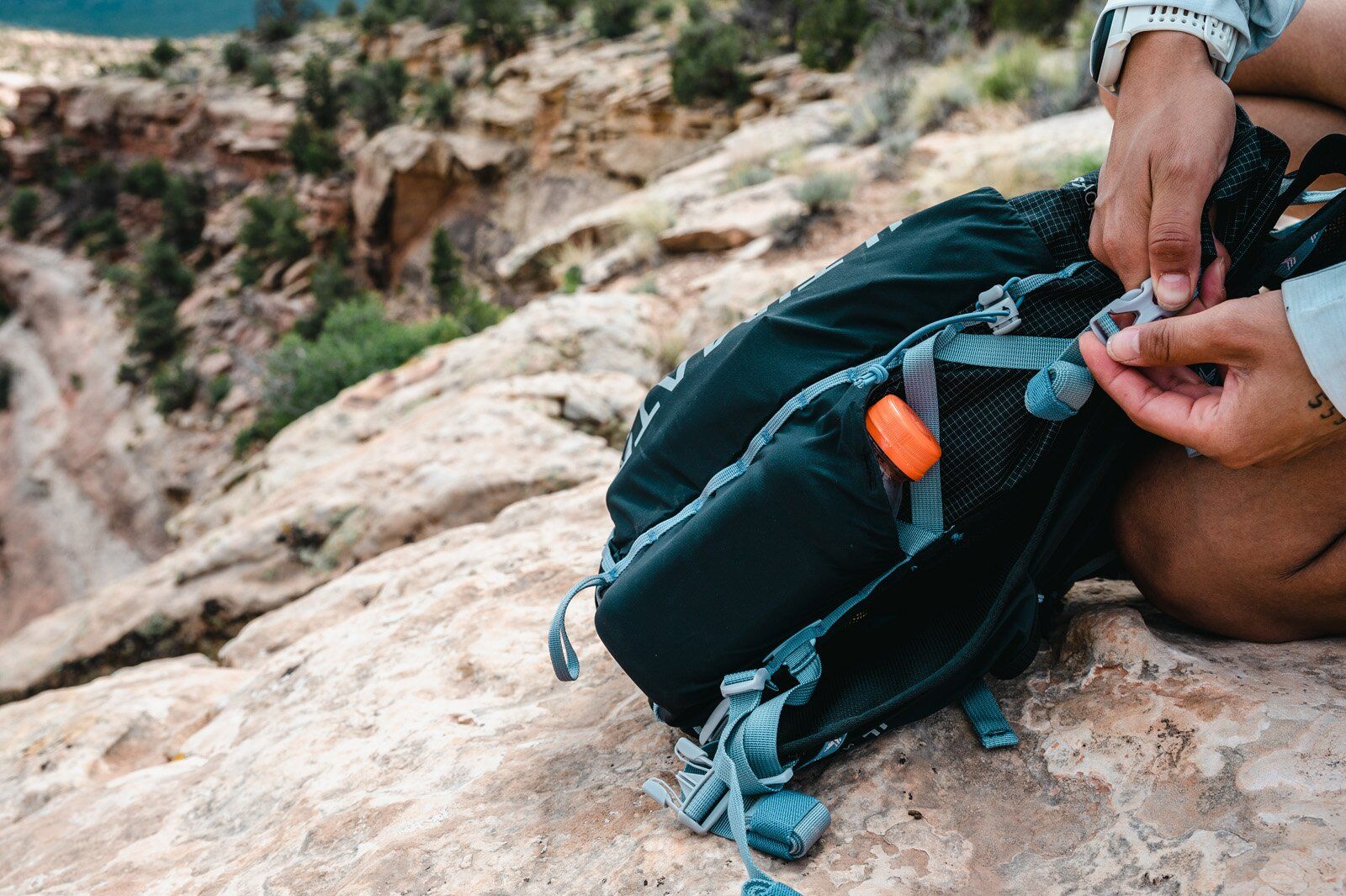 Side straps of Ultimate Direction Fastpack 20 hiking daypack