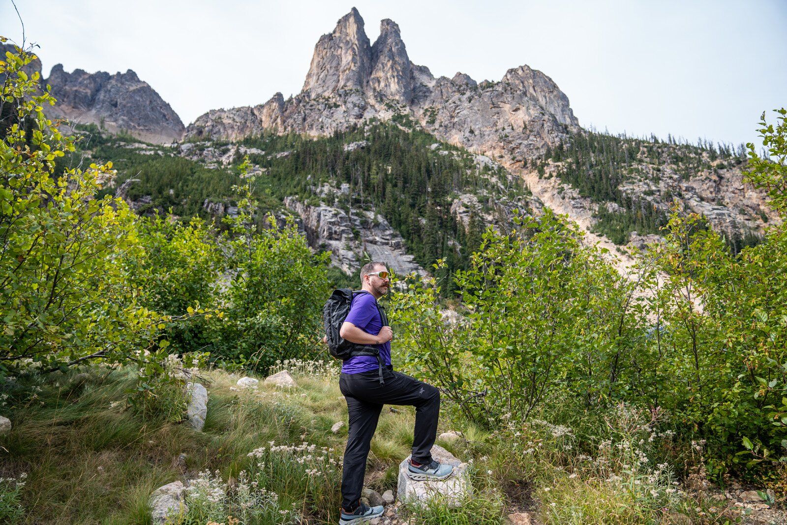 Side view of hiker wearing Hyperlite Mountain Gear Elevate 22 hiking daypack.