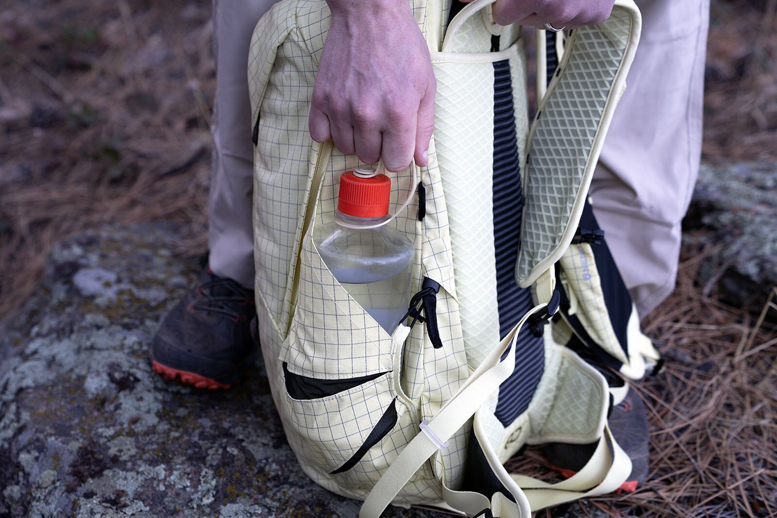 Side water bottle pocket on Nemo Resolve Endless Promise 25 hiking daypack