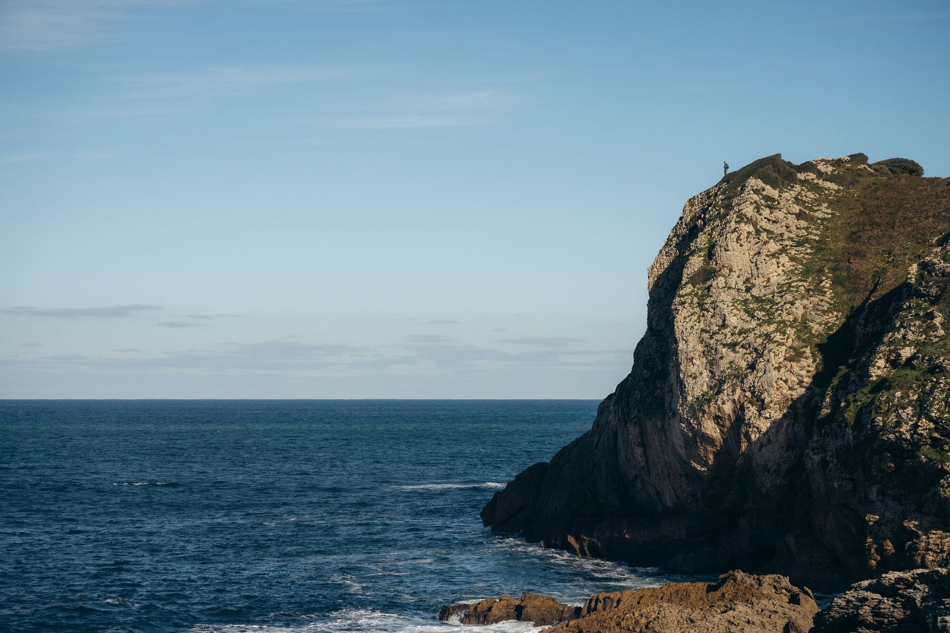 Standing on cliff wearing the Osprey Talon 22 hiking daypack