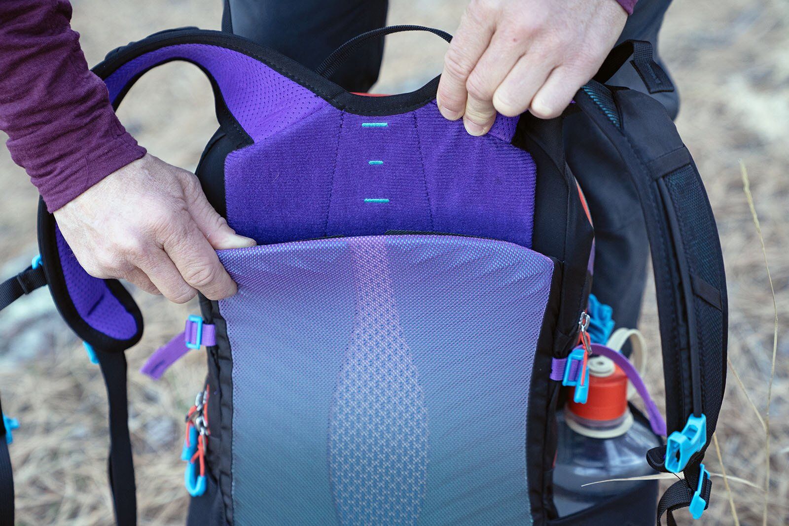 Velcro torso adjustment of Gregory Maya 20 hiking daypack