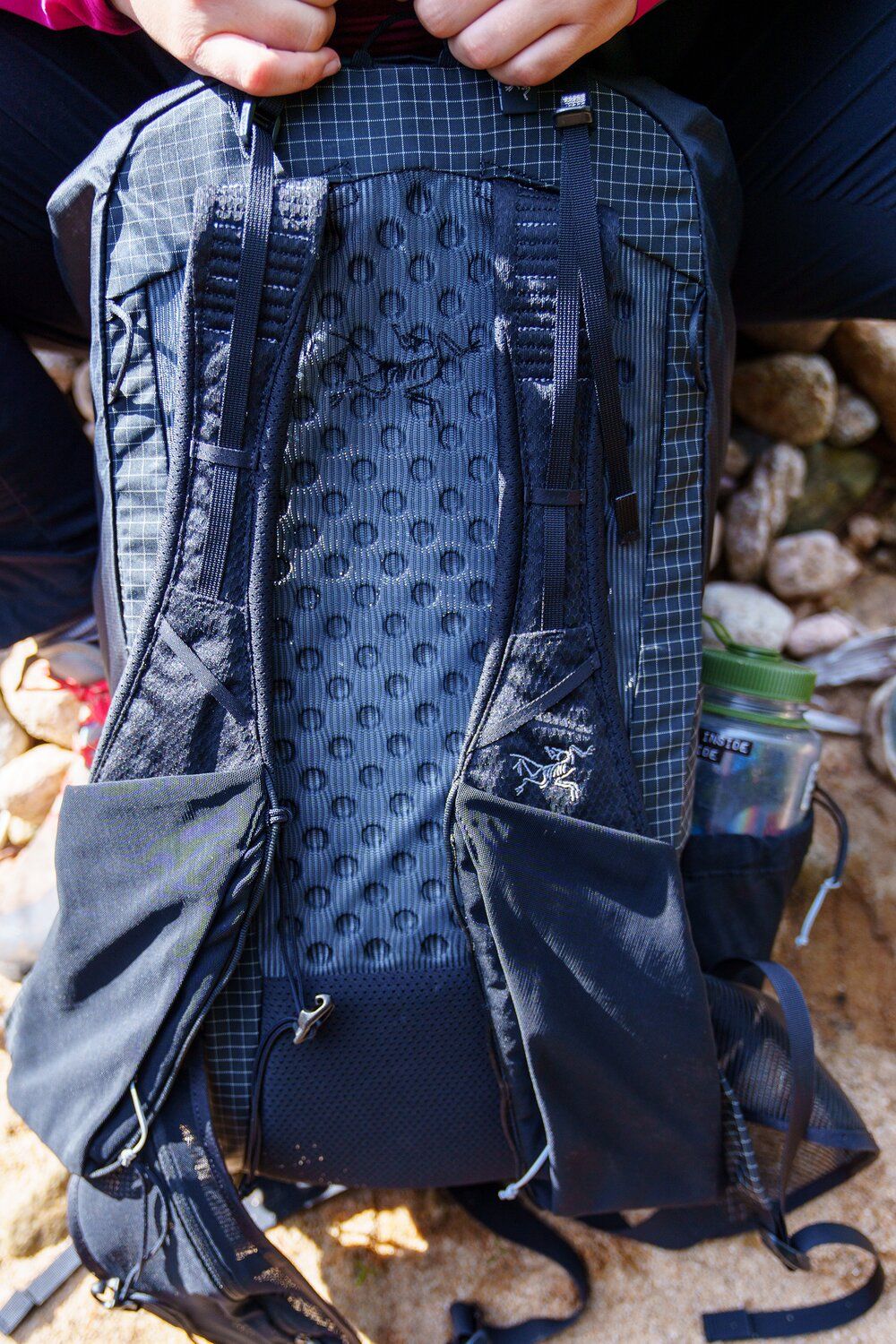 Ventilated back panel and shoulder straps of Arc'teryx Aerios 35 hiking daypack