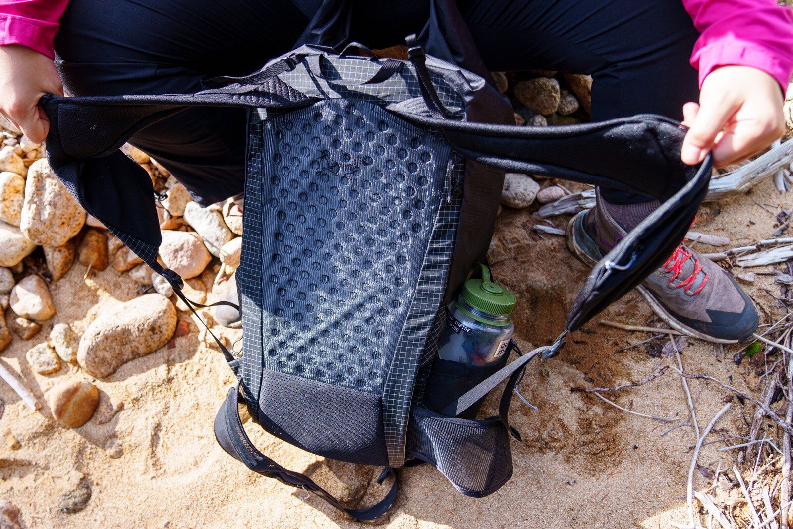 Ventilated back panel of Arc'teryx Aerios 35 hiking daypack